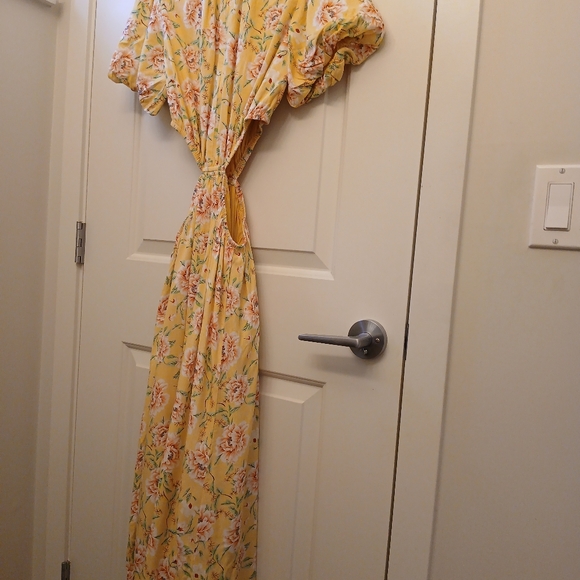 Maxi dress with side cutouts - Picture 2 of 3